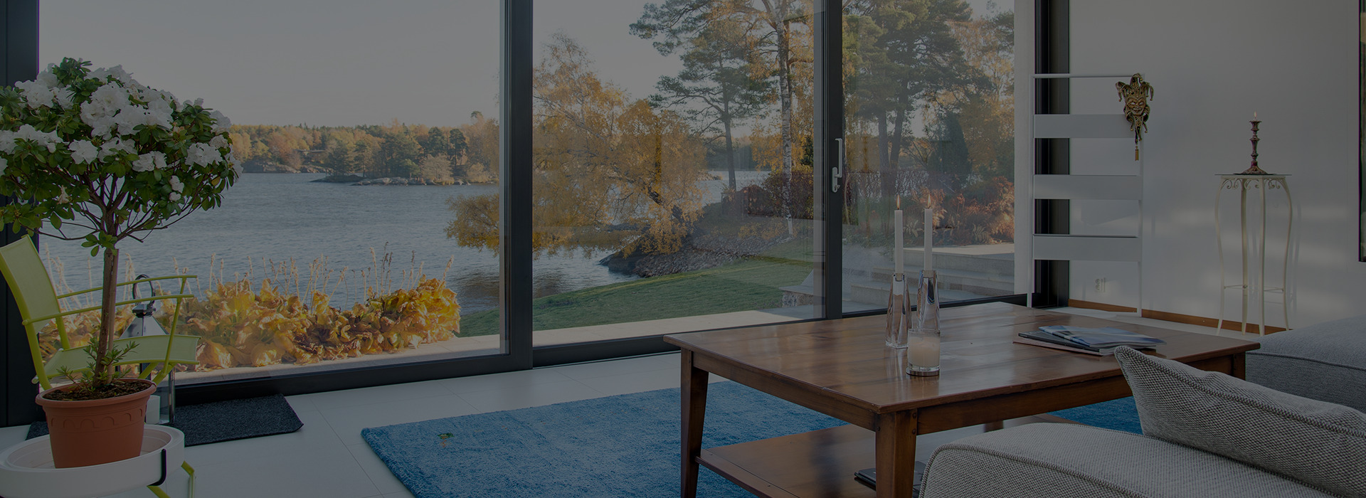 Výhled z okna na jezero